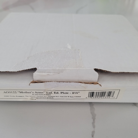 Trisha Romance "Mother's Arms" Plate - Picture 4 of 5